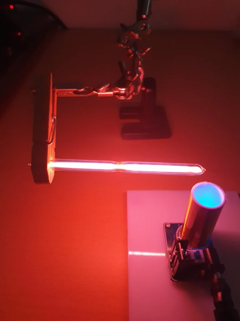 Neon discharge tube