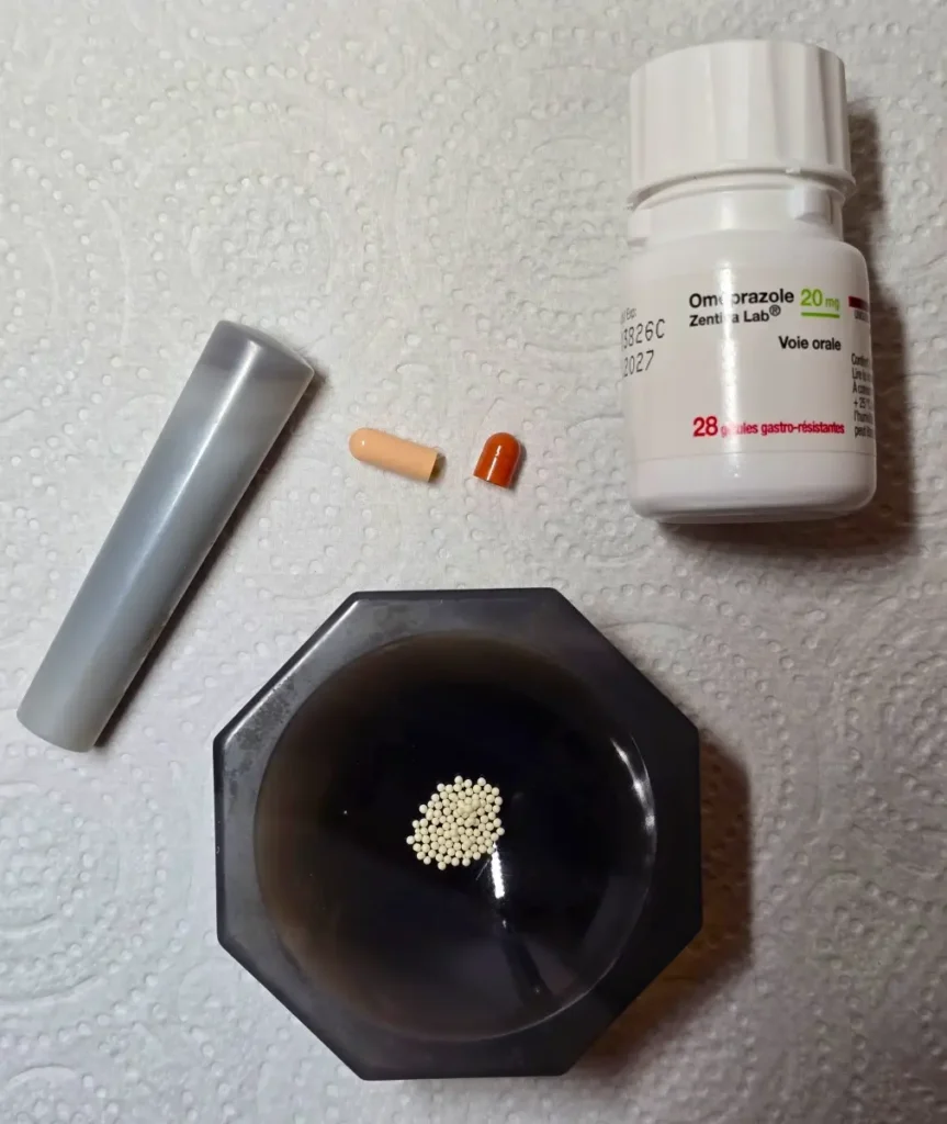 Image of opened omeprazole capsule